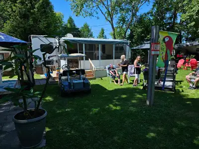 Très propre, Roulotte de 30 pieds. Clé en main Crabtree Lanaudiere Roulotte 2013 avec 2 extensions s...