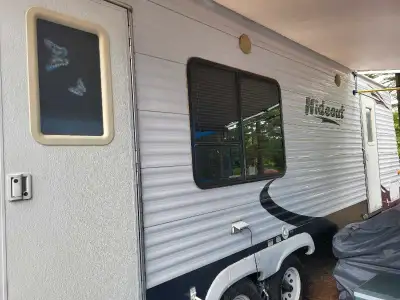 Roulotte Hideout 2009 en aluminium, 26 pieds de plancher. Prix baissé de 11000$ à 9995$ Poids 6000 l...