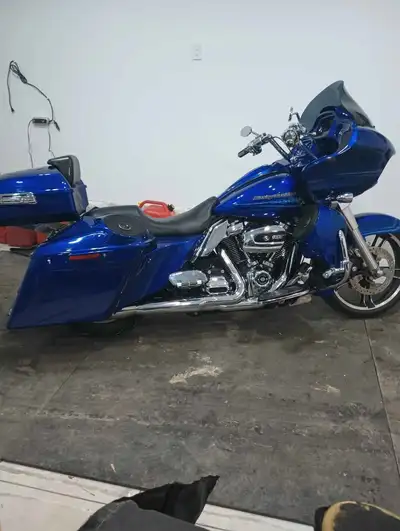 Well kept 20,000 km custom Harley, new customer end, stretched bags, new tires, four Channel 1200 w...