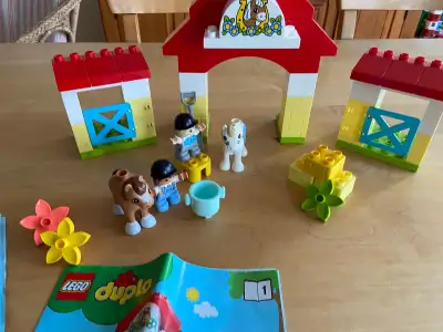 Magnifique Lego Duplo ranch avec deux chevaux et deux personnages Numéro 10951 Toutes les pièces son...