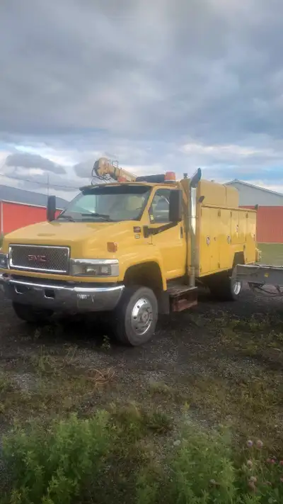 2005 c5500 service truck stellar body 145000 miles 6600lbs crane, hydraulic air compressor g80 rear...