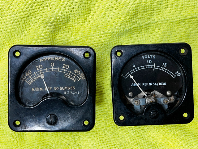 Pair of WW2 Spitfire fighter aircraft gauges. Volt (12v) and Amp dans Art et objets de collection  à Vernon