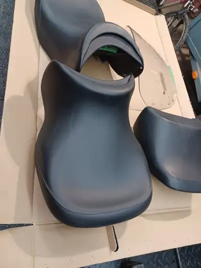 BMW RT seats for sale , one passenger seat and two main seats , plus OEM windscreen will fit model y...