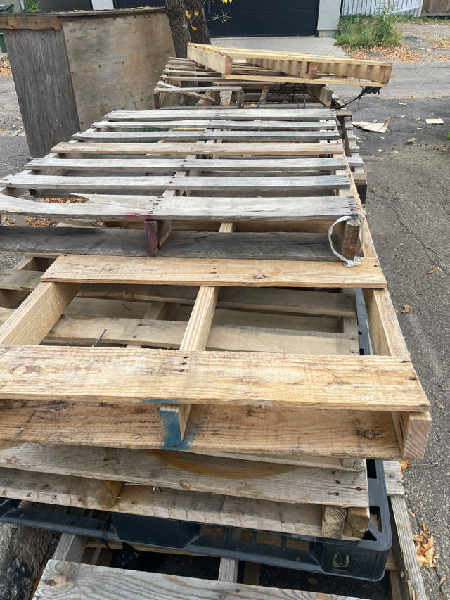  FREE SHIPPING PALLETS — COME & GET ’EM! 