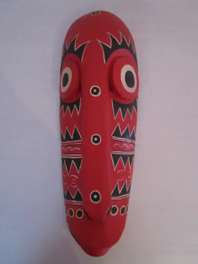 Masque décoratif rouge en bois, View more