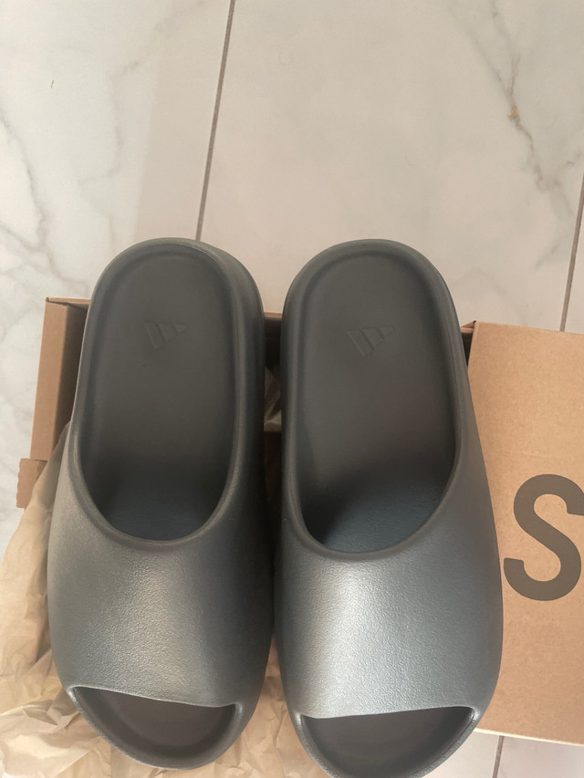 Yeezy Slides US 10 Onyx Grey dans Chaussures pour hommes  à Longueuil/Rive Sud - Image 2