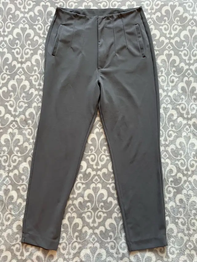 Urban Heritage Women’s High Waisted Grey Pants in Women's - Bottoms in Oshawa / Durham Region - Image 2