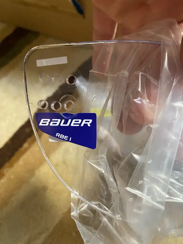 Half visor in Hockey in Mississauga / Peel Region - Image 7