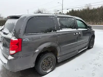 Dodge caravan adapter 2016 Le moteur et la transmission ont été changés. Tel : 438-338-9418
