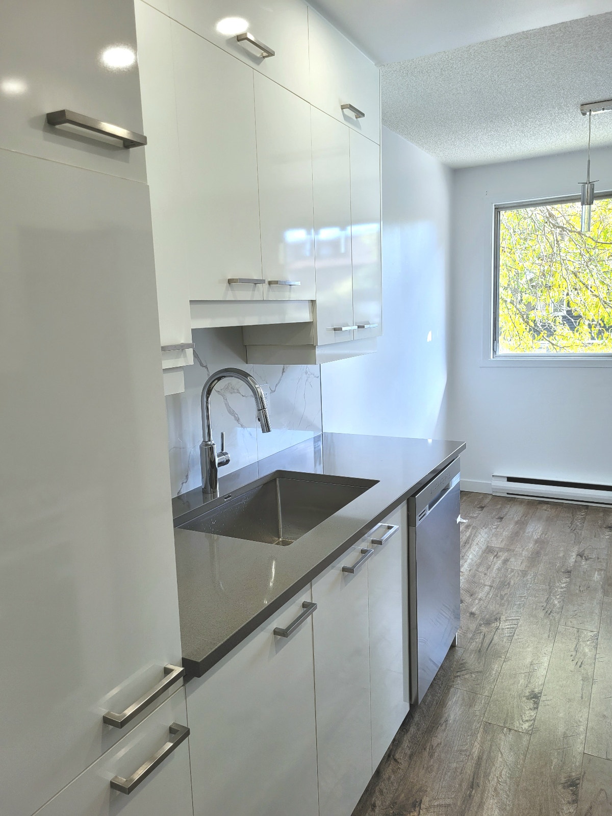 beau 4 1/2 rénové style condo 6 électros inclus — photo 2