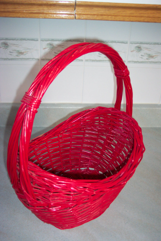 Red Wooden Wicker Basket in Other in Ottawa - Image 2