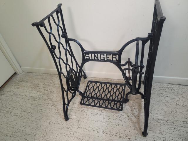 Antique SINGER SEWING MACHINE cast iron stand base in Arts & Collectibles in City of Toronto - Image 2