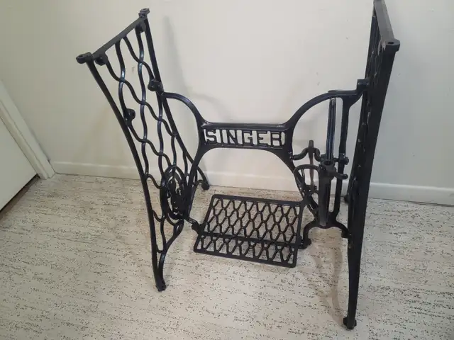 Antique SINGER SEWING MACHINE cast iron stand base dans Art et objets de collection dans Ville de Toronto - Image 3