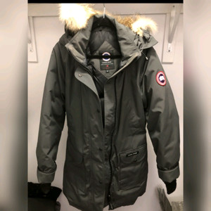 Canada Goose Trillium Parka | Find Local Deals on Women's Tops, Outerwear  in Ontario | Kijiji Classifieds