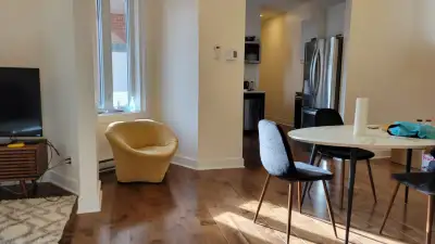 Libre le 9 décembre : chambre à louer sur le Plateau dans un appartement en coloc de 4 personnes Trè...