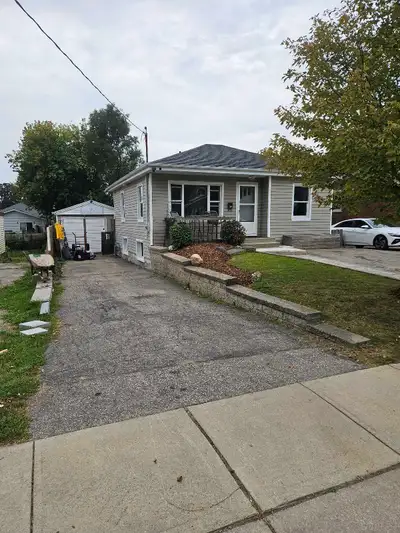 Renting a bright clean spacious two bedroom upstairs close to all amenities. Within walking distance...