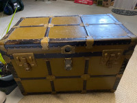 Antique trunk. coffre antique 