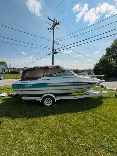 Bateau Doral 1991 mesurant 20 pieds à vendre. Genre Runabout modèle Cachet 205 EX Moteur Mercruiser...