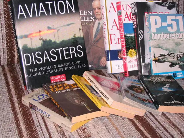 VHS DE GUERRE ET LIVRES SUR LA GUERRE - VINTAGE in Arts & Collectibles in Laval / North Shore - Image 11