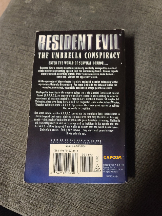 Resident evil book in Comics & Graphic Novels in Red Deer - Image 2