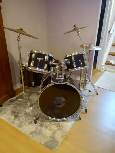 This Westbury drum set is ready to rock! It includes a bass drum, two tom-toms, a snare drum, hi-hat...