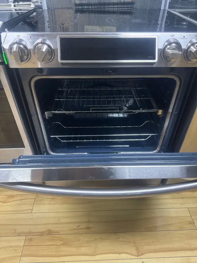 Samsung Electric Range in Stoves, Ovens & Ranges in Laval / North Shore - Image 3