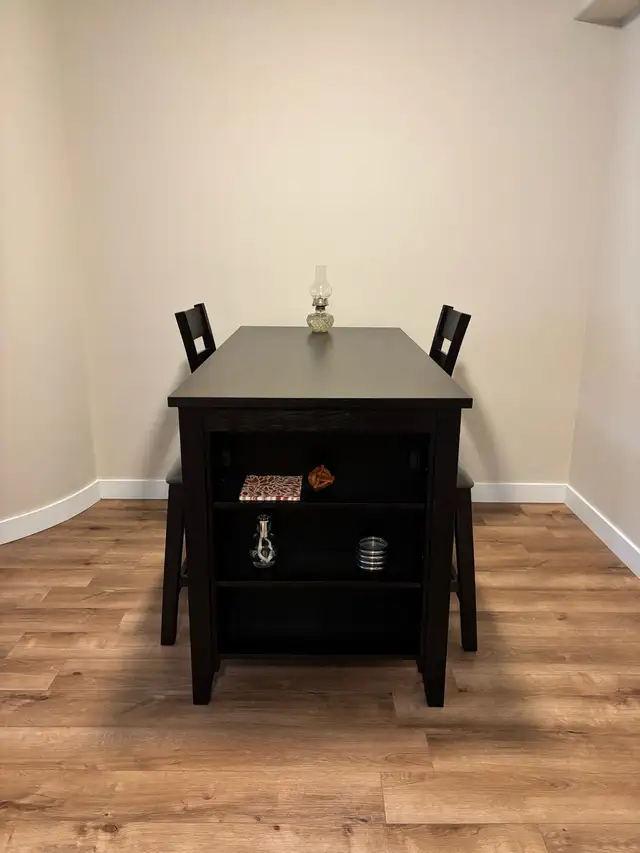 Counter height table and chairs in Dining Tables & Sets in Bedford - Image 3