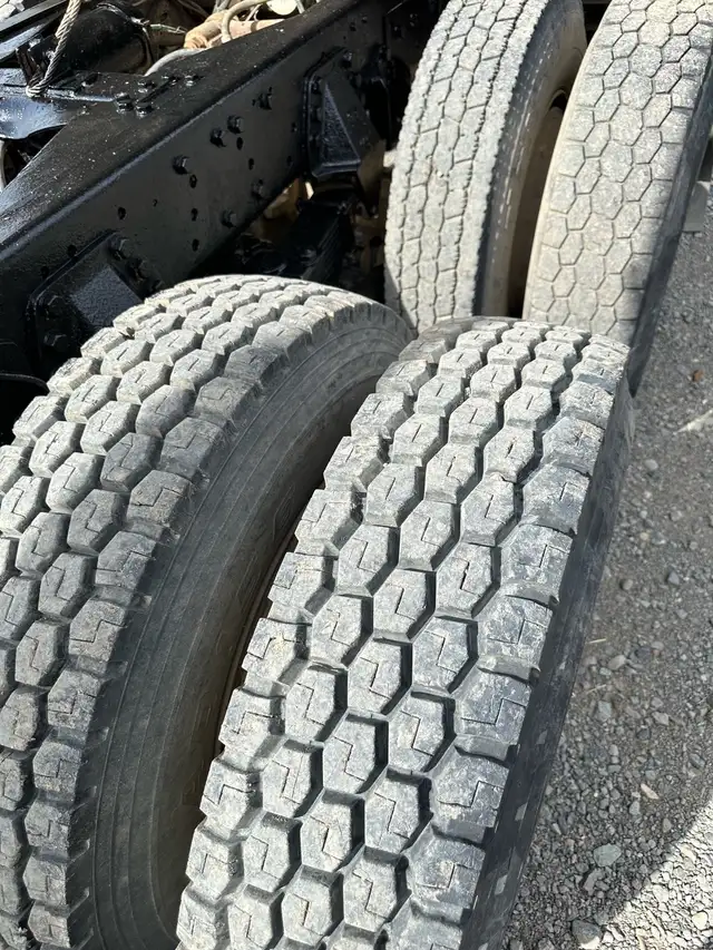 1990 Ford L8000 Dump Gravel Truck, Rock Box in Heavy Trucks in Kamloops - Image 10