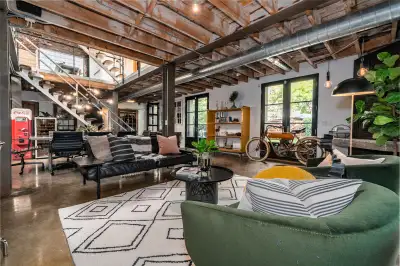 2br - 2800ft2 - Converted barn hard loft (Leslieville,Toronto)