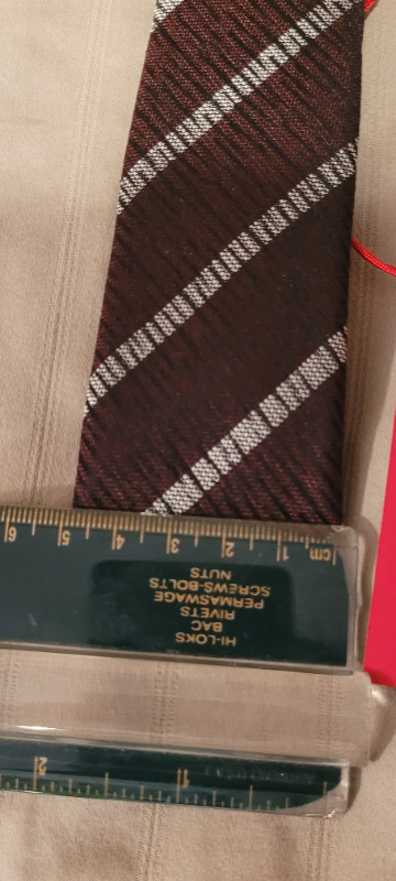 Hugo Boss Silk Slim Tie New with tag Made in Italy Cravate dans Hommes  à Ville de Montréal - Image 3