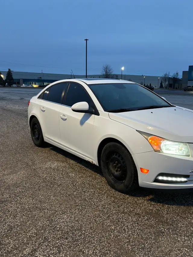 2013 Chevy Cruze in Cars & Trucks in Windsor Region - Image 4