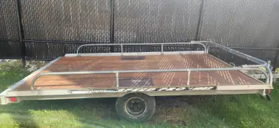 Remorque a bascule en bois traité 6 pieds par 10 pieds en très bonne état avec roue de secours.