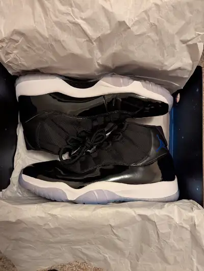 They have been tried on but never worn outside or on the court. 100% Authentic. Purchased from j&j d...