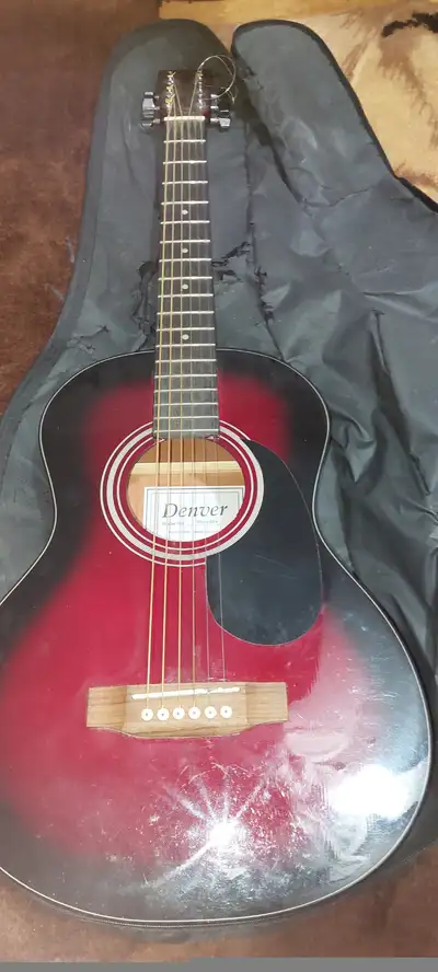 Selling my Denver DD34S 3/4 size dreadnought acoustic guitar in good used condition. Perfect for beg...
