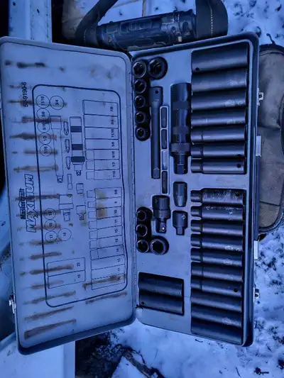 This is a Mastercraft Maximum socket set, perfect for various mechanical tasks. It is in used condit...
