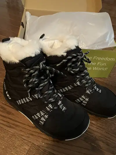 New in box women’s size 7 Xeroshoes Alpine black winter boots - waterproof - cold resistant - winter...