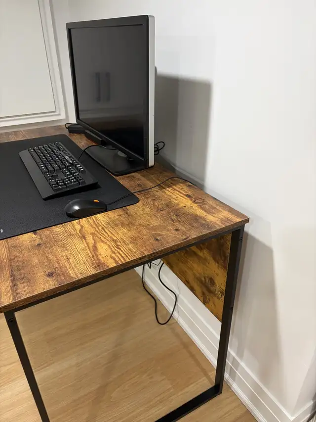 Office and Computer Table Desk in Desks in City of Toronto - Image 3