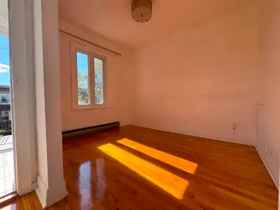 4 et 1/2 avec deux chambres fermées au 2 -ème étage d’un duplex, propre et ensoleillé à louer dans u...