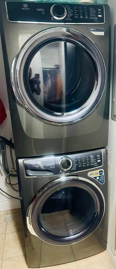 Vente de déménagement La laveuse est neuve elle fonctionne depuis 1 an 1/2 et la sécheuses vient jus...