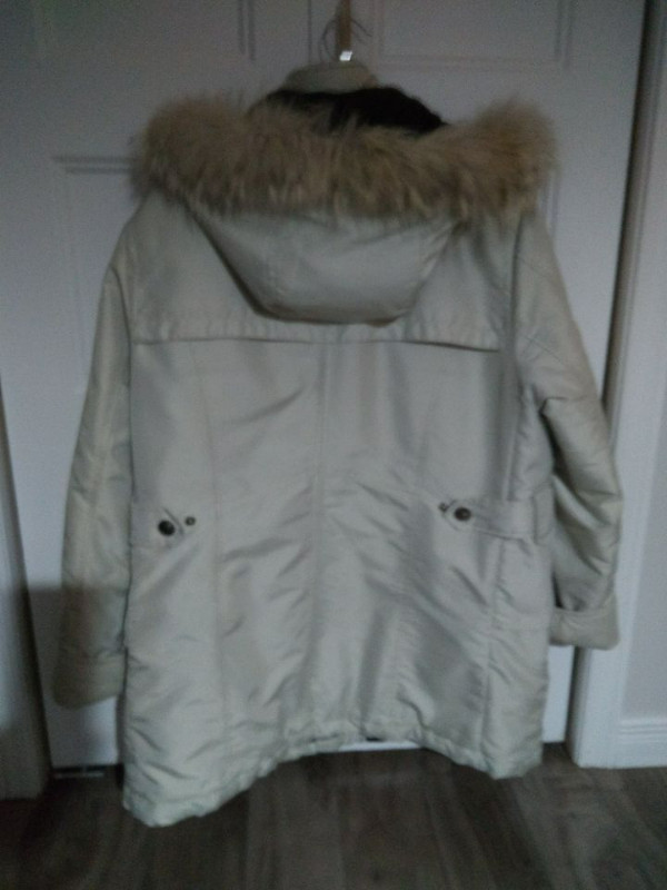 manteau d'hiver pour femme blanc perle , grandeur 12 ans en trè dans Femmes - Hauts et vêtements d'extérieur  à Saguenay - Image 2