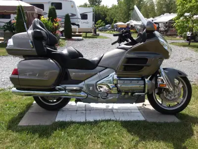 Moto Honda Goldwing GL1800 2008,couleur Silver, très peu de kilométrage: 66 000 km seulement, 2 pneu...