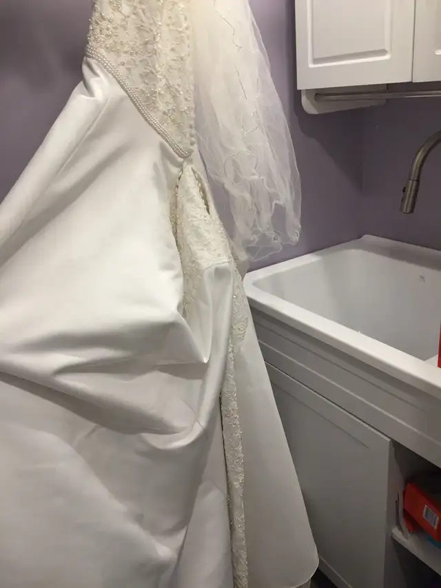 Wedding dress - Alfred Angelo - 18 -$200 in Wedding in Kitchener / Waterloo - Image 7