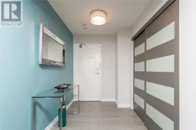 2 bedroom/2 bath top floor corner condo in North London