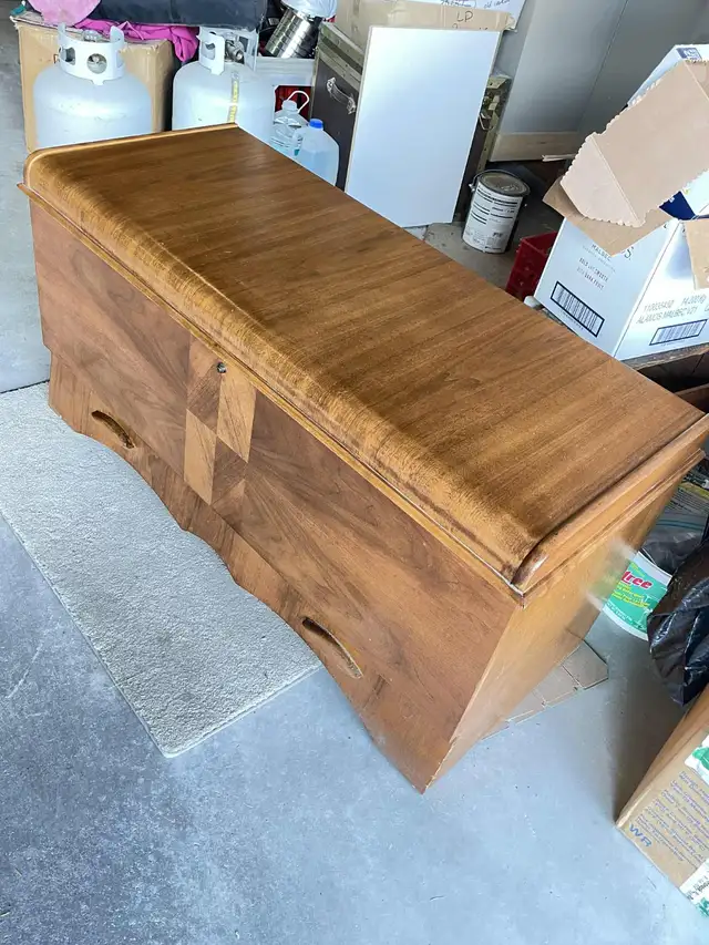 Invermere-Beautiful Antique *Viscol cedar chest- great condition in Dressers & Wardrobes in Revelstoke - Image 10