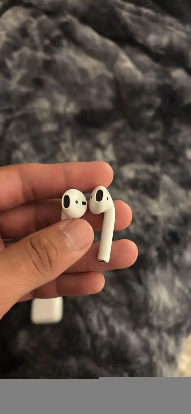 Écouteur airpods in Headphones in City of Montréal - Image 6