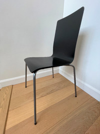 Deux chaises noires Ikea Martin