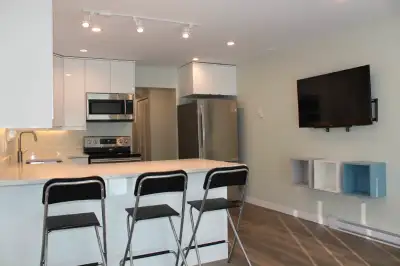 Reply with your phone number Bright spacious private room in a 3 bedroom suite Only one occupancy in...