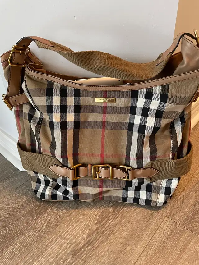 Burberry authentic bag  in Women's - Bags & Wallets in City of Toronto - Image 2