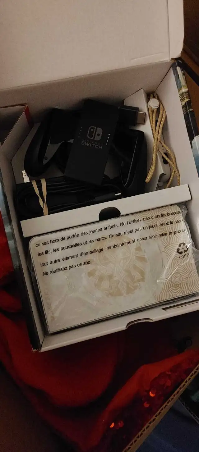 Nintendo Switch OLED Special Edition Zelda in Nintendo Switch in Laval / North Shore - Image 4