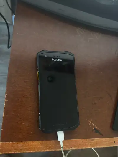 Scanner zébra TC21 avec chargeur. Fonctionne super bien aucun bug. Vous pourriez le tester avant d’a...